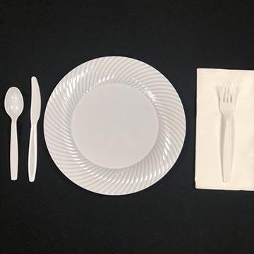 白色一次性盘子配白色塑料器皿